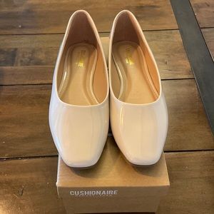 CUSHIONAIRE Women's Skipper Flat with +Comfort Foam - bone patent - size 7
